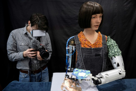El artista de robots ultrarrealistas Ai-Da y otros robots se unirán a la cumbre para ver cómo aprovechar la IA para empoderar a la humanidad.