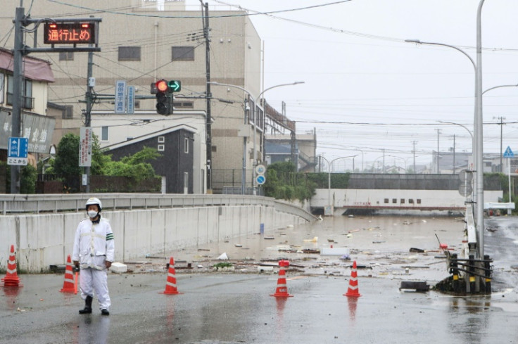 Las fuertes lluvias arrasaron el norte de Japón, donde un hombre fue encontrado muerto en un automóvil inundado el domingo.