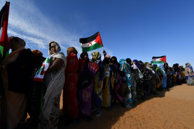 Saharauis desplazados del Sáhara Occidental controlado por Marruecos asisten a un congreso del Polisario en Argelia a principios de este año