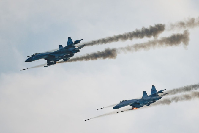 Aviones de combate rusos Sukhoi Su-35 disparan misiles durante la competencia Aviadarts en las afueras de Ryazan