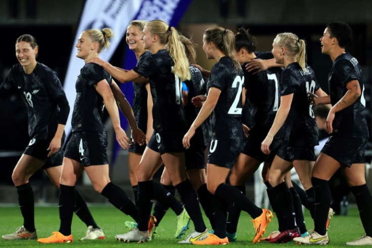 Las jugadoras de Nueva Zelanda celebran un gol durante un partido de fútbol antes del torneo de fútbol de la Copa Mundial Femenina 2023
