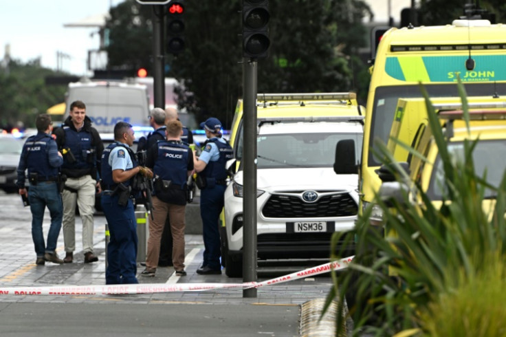 Oficiales de policía acordonan el lugar de un tiroteo en el centro de Auckland