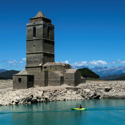 Las ruinas de la Iglesia de Mediano, normalmente sumergidas en las aguas del embalse de Mediano, ya son visibles debido a la actual sequía