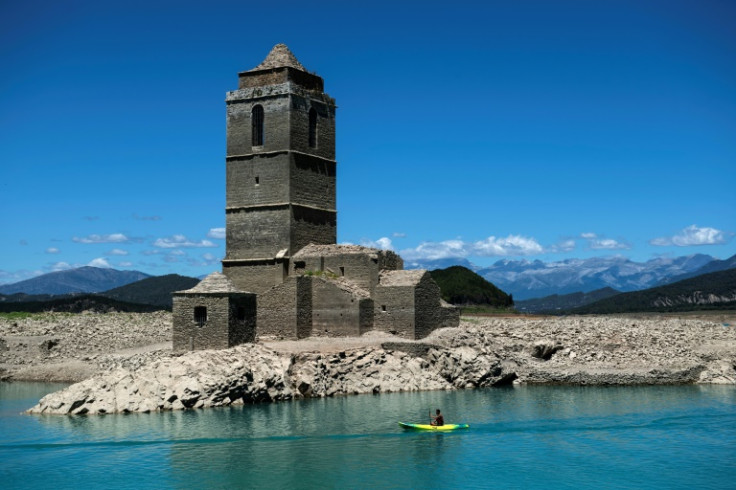 Las ruinas de la Iglesia de Mediano, normalmente sumergidas en las aguas del embalse de Mediano, ya son visibles debido a la actual sequía