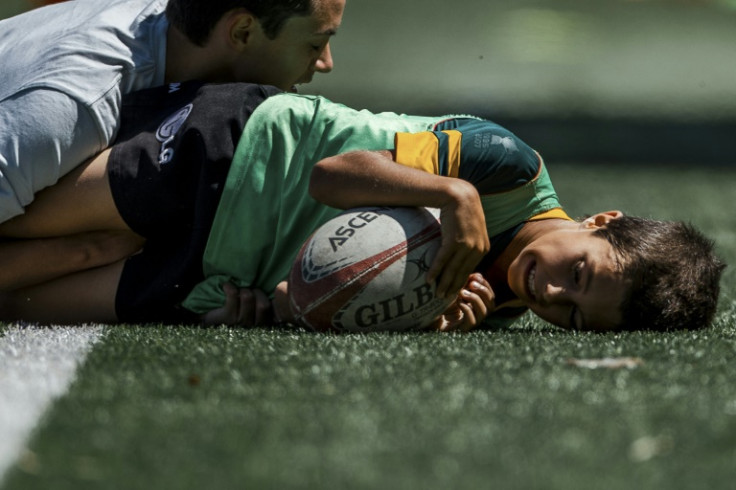 Touchdown para uno de los jóvenes jugadores de la academia de verano del club portugués Direito en Lisboa