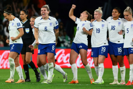 Los jugadores de Inglaterra celebran después de vencer a Nigeria en los penaltis en los octavos de final