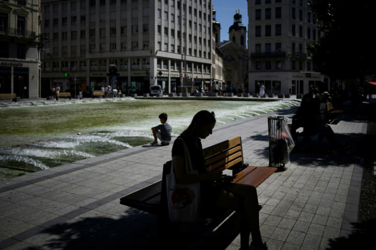 Muchos franceses se han mantenido a la sombra mientras las altas temperaturas pesan sobre el país.