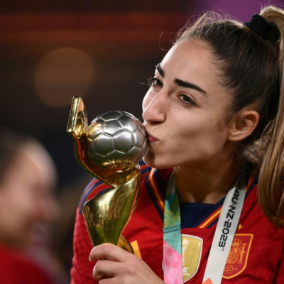 La capitana y goleadora de España Olga Carmona besa el Mundial