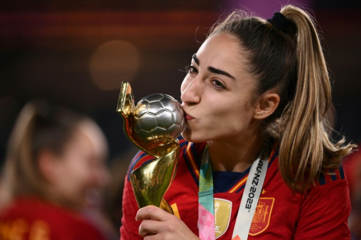 La capitana y goleadora de España Olga Carmona besa el Mundial