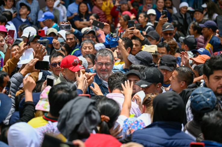 A pesar de las encuestas en el número ocho antes de la primera ronda, Arévalo logró una gran sorpresa al quedar segundo en la primera ronda.