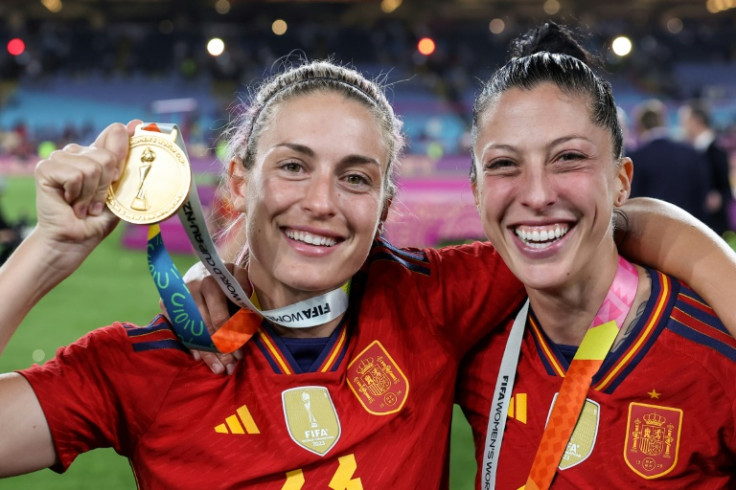 Jenni Hermoso (D) y Alexia Putellas celebran el triunfo de España en el Mundial en Sídney