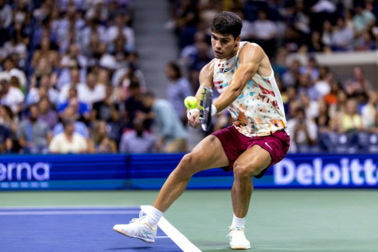 El español Carlos Alcaraz avanzó fácilmente a la segunda ronda del US Open después de que su oponente se retirara por una lesión.