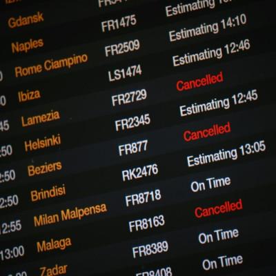 Cientos de vuelos desde y hacia aeropuertos del Reino Unido fueron cancelados tras un fallo técnico en el sistema de control de tráfico aéreo del país