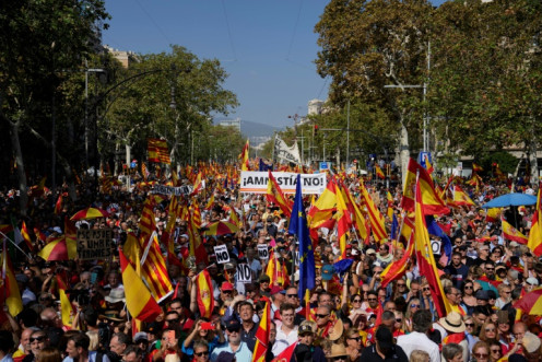 La manifestación en Barcelona denunció el acuerdo de amnistía para los separatistas catalanes detrás del fallido intento de independencia de 2017.