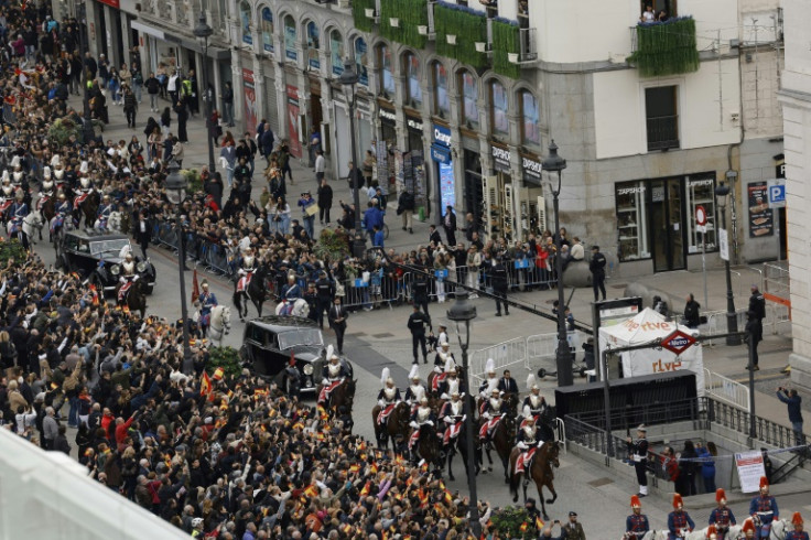 Una multitud que ondeaba banderas y vitoreaba siguió en directo la breve ceremonia a través de pantallas gigantes instaladas por todo Madrid.