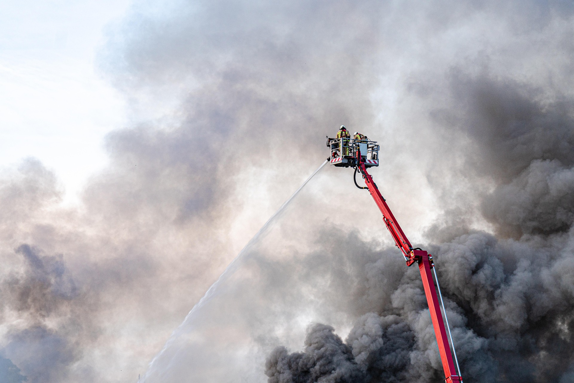 El Saler reduce el fuego a 31 hectáreas